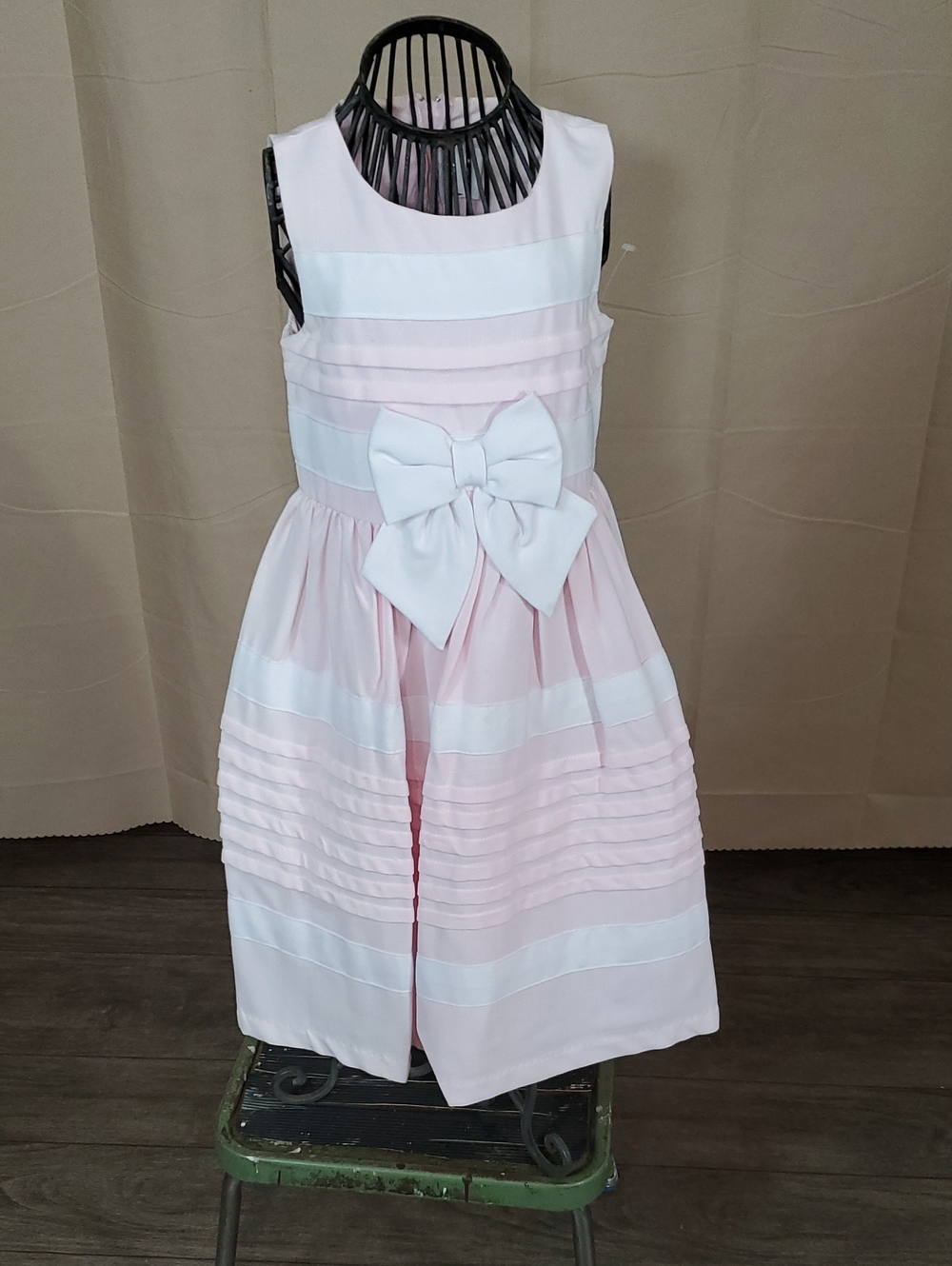 Rare Editions Pink and White Bow-Front Sleeveless Formal Dress